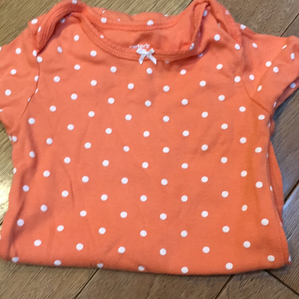 6 Carters onesies - Picture 4 of 7